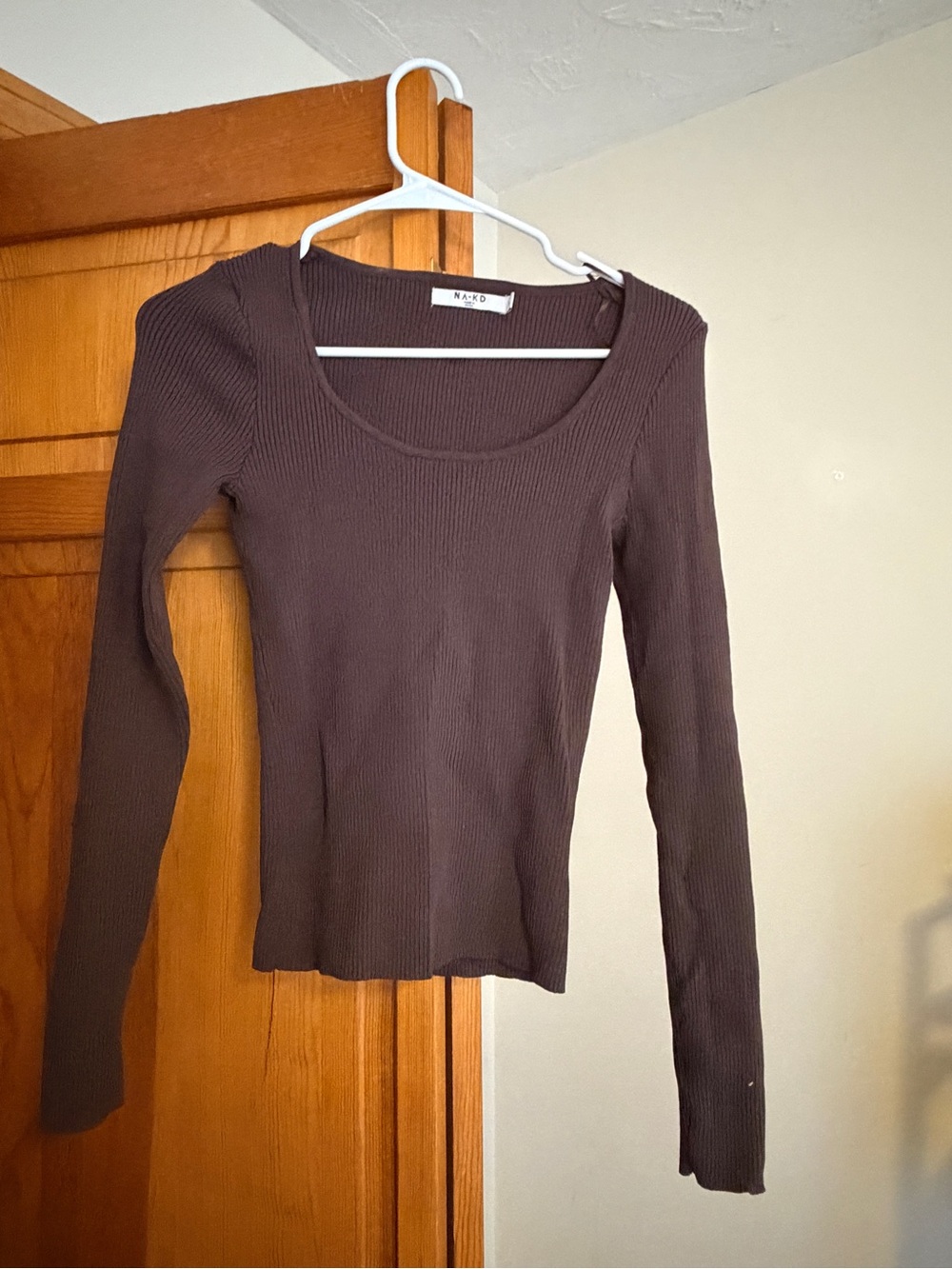 NA-KD Ribbed Scoop Neck Long Sleeve Top in Dark Brown